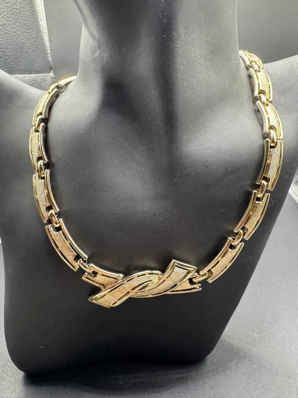 Vintage Signed Coro Bow Curved Bar Linked Textured Gold-Tone Choker Necklace 16"